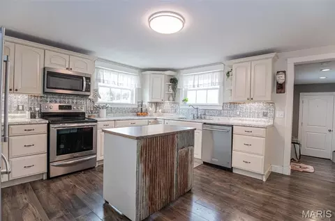 Kitchen - 9081 W 9085 W Red Oak Rd, Rosebud, MO 63091 photo 2 of 3