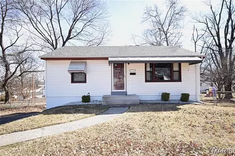 10832 Saint Henry Ct, Saint Ann, MO 63074