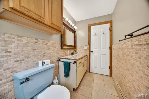 Bath - 1428 E 6th St, Washington, MO 63090 photo 6 of 8