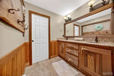 Bath - 1428 E 6th St, Washington, MO 63090 photo 4 of 8