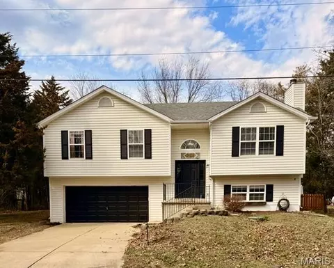 2309 W Squire Rd, Lake Sherwood, MO 63357