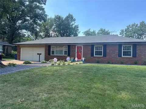 7 Bromley Dr, Ferguson, MO 63135