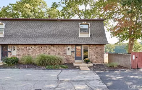 221 Braeshire Dr #A, Ballwin, MO 63021