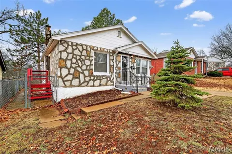 8124 Titus Rd, Saint Louis, MO 63114