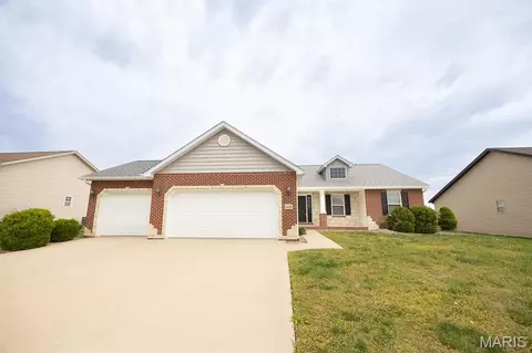 908 Indian Prairie Dr, Mascoutah, IL 62258