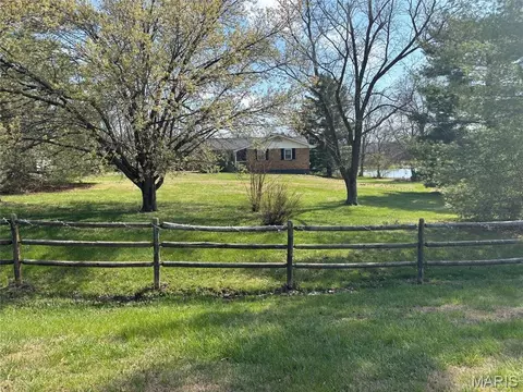 7164 Windy Valley Ln, Pacific, MO 63069