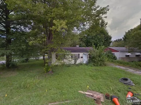 1071 St Margaret Dr, Cahokia, IL 62206