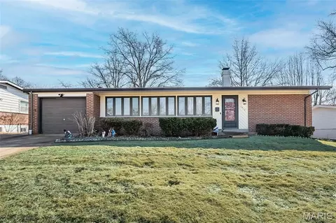 1610 Horseshoe Dr, Florissant, MO 63033