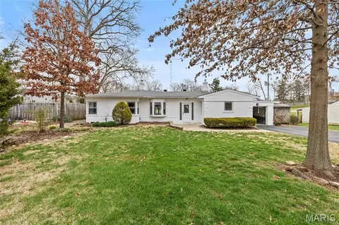 9422 Parklind Dr, Saint Louis, MO 63126