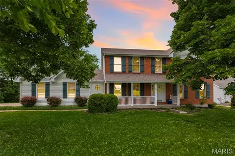 1104 S Charlemagne Dr, Lake Saint Louis, MO 63367