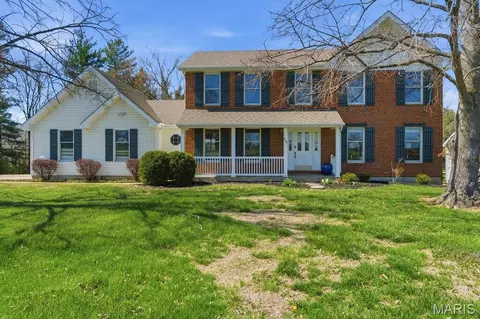 1104 S Charlemagne Dr, Lake Saint Louis, MO 63367