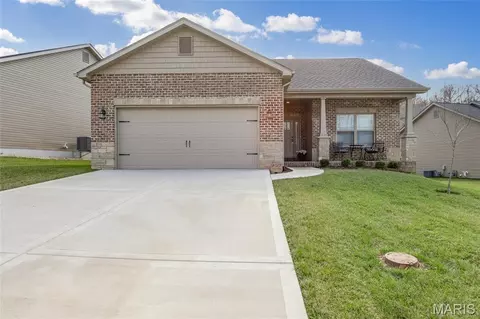 8013 Villa Valley Ln, Caseyville, IL 62232