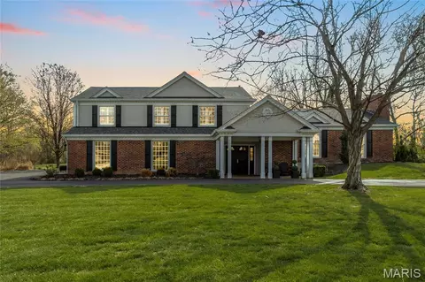 920 Claymark Dr, Saint Louis, MO 63131