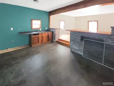 Living - 407 E Salling St, Perry, MO 63462 photo 5 of 6