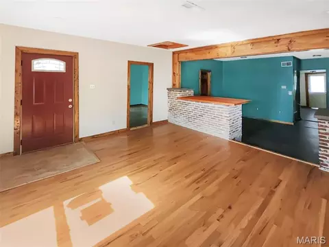 Living - 407 E Salling St, Perry, MO 63462 photo 2 of 6