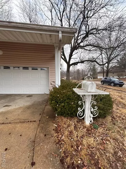 11369 Prentice Dr, Florissant, MO 63033