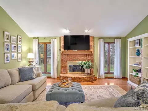 Living - 435 Paul Dr, Waterloo, IL 62298 photo 2 of 3