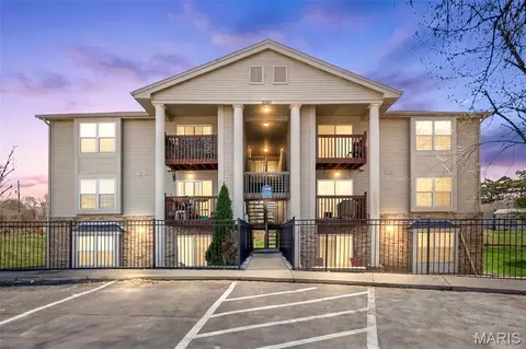2560 Creve Coeur Mill Rd #12, Maryland Heights, MO 63043