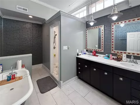 Bath - 403 Broadway, Hannibal, MO 63401 photo 2 of 6