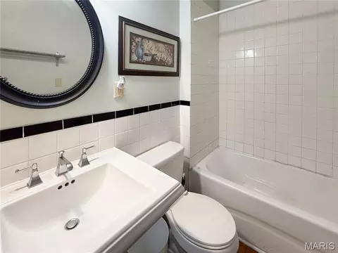 Bath - 403 Broadway, Hannibal, MO 63401 photo 5 of 6