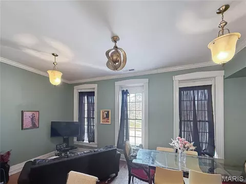 Living - 403 Broadway, Hannibal, MO 63401 photo 1 of 1