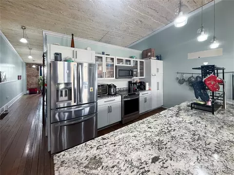 Kitchen - 403 Broadway, Hannibal, MO 63401 photo 2 of 6