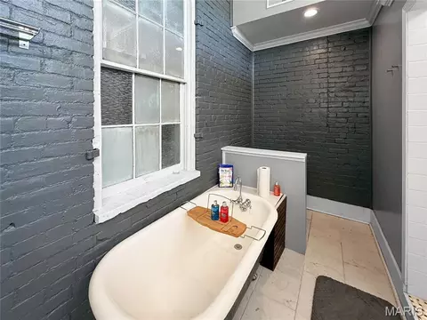Bath - 403 Broadway, Hannibal, MO 63401 photo 3 of 6