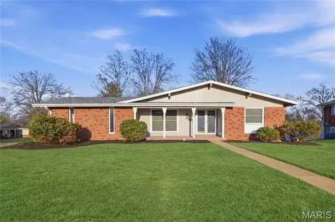 1 Hazelnut Ct, Florissant, MO 63033