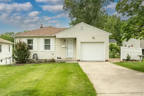 9305 Cloverhurst Dr, Affton, MO 63123
