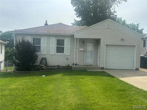 9305 Cloverhurst Dr, Affton, MO 63123