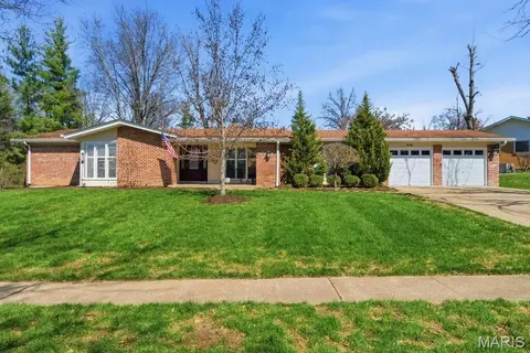 426 Brooktree Dr, Ballwin, MO 63011