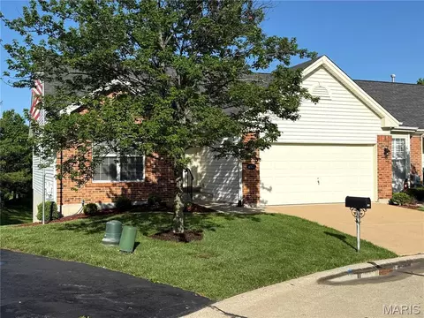 4900 Montford Dr, Saint Louis, MO 63128