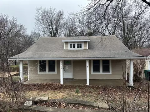 7716 Circle Dr, Saint Louis, MO 63121