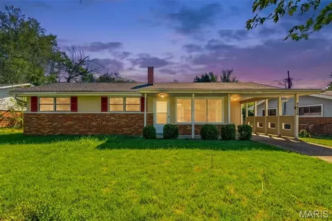 9828 Omega Dr, Saint Louis, MO 63136