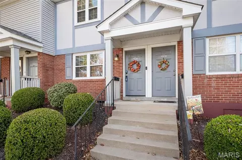 1406 Peacock Ln, Brentwood, MO 63144