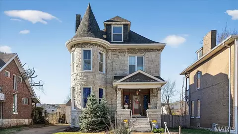 24 Lewis Pl, Saint Louis, MO 63113