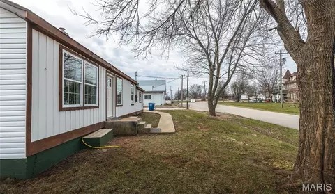 Exterior - 303 S Pine St, Dixon, MO 65459 photo 4 of 5
