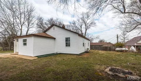 Exterior - 303 S Pine St, Dixon, MO 65459 photo 3 of 5