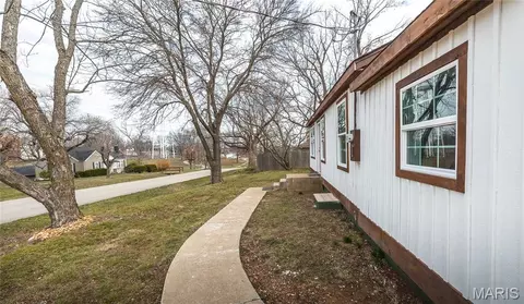 Entry Way - 303 S Pine St, Dixon, MO 65459 photo 3 of 3