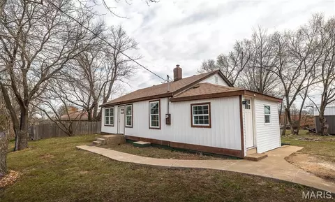 Exterior - 303 S Pine St, Dixon, MO 65459 photo 2 of 5