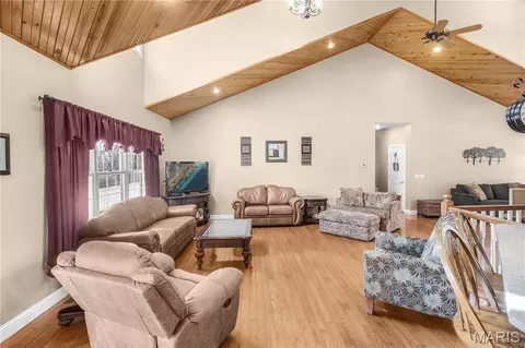 Living - 112 Park Rd, Benton, MO 63736 photo 2 of 4