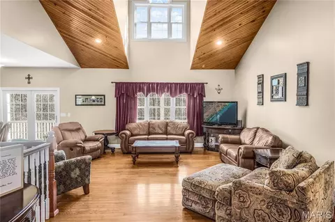Living - 112 Park Rd, Benton, MO 63736 photo 1 of 4