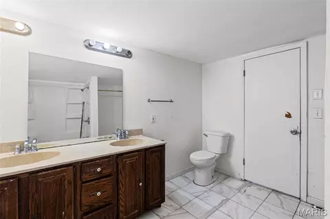 Bath - 8621 Martony Ln, Berkeley, MO 63134 photo 2 of 3