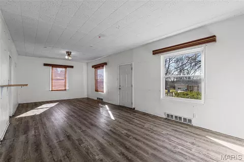 Living - 8621 Martony Ln, Berkeley, MO 63134 photo 2 of 3