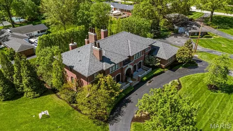 40 Lynnbrook Rd, Frontenac, MO 63131