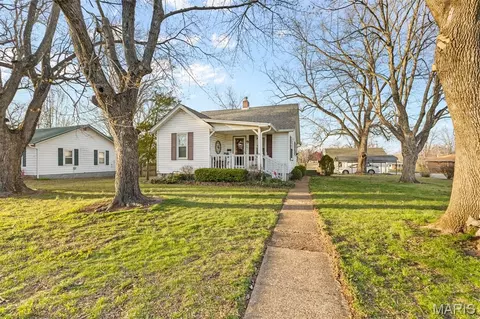 301 7th St, Farmington, MO 63640