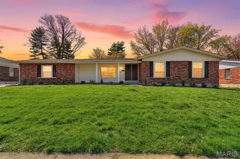 11146 Crickett Hill Dr, Saint Louis, MO 63146