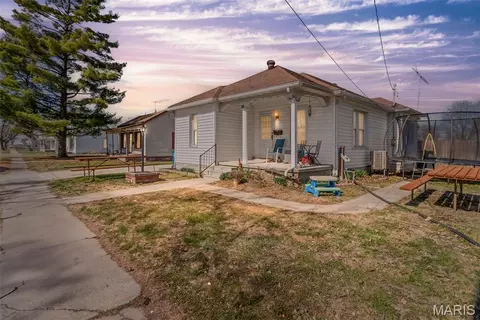 908 Locust St, Carrollton, IL 62016