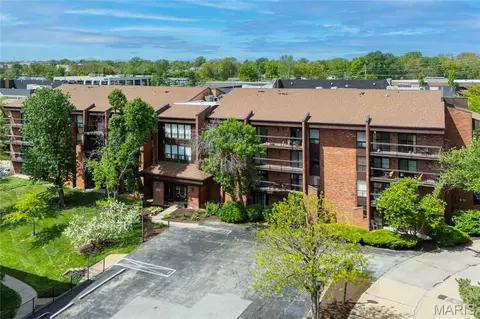 572 Coeur De Royale Dr #107, Creve Coeur, MO 63141
