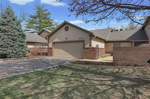 1032 King Henry Ct, Saint Louis, MO 63141